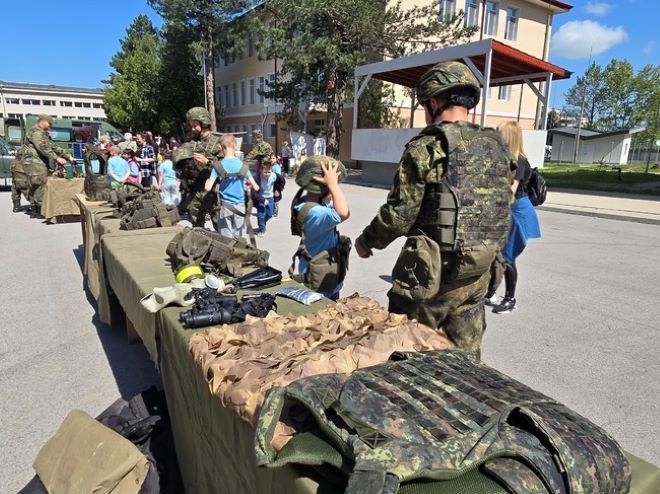 Ден на отворените врати се проведе във военното поделение във Враца, близо 1000 души се включиха