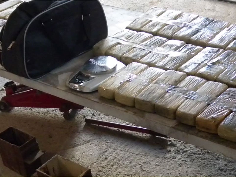 Турските сили за сигурност конфискуваха незаконни наркотици и задържаха 10