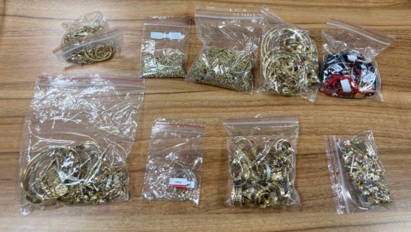 Близо 1 кг златни и над 3 5 кг сребърни накити на стойност 105