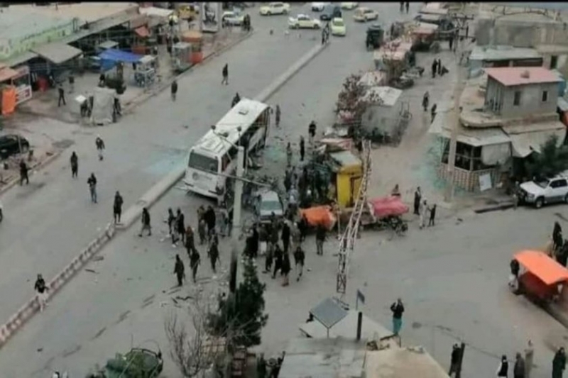 Най малко петима са загинали при експлозия на автобус превозващ служители