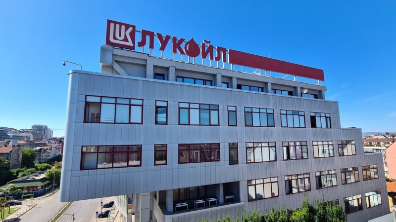 Лукойл обмисля продажба на активите си в България съобщават от