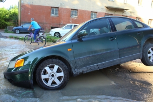 Булевард в Шумен погълна автомобил в час пик в петък