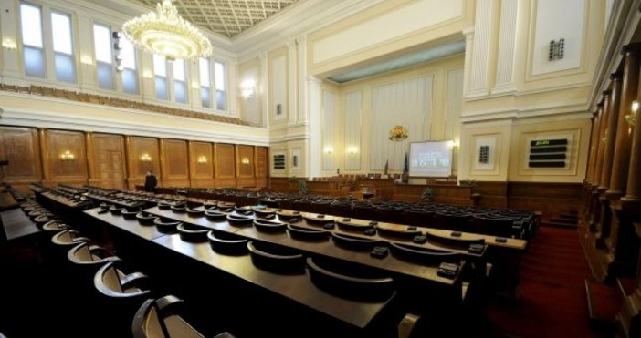 Парламентът прекрати предсрочно мандата на председателя на Комисията за финансов