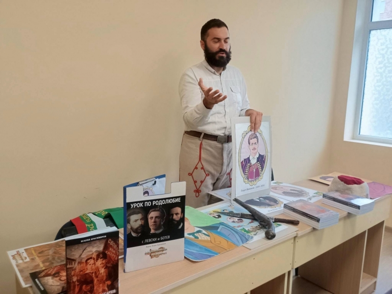 Роденият в Мездра историк писател режисьор оператор и актьор Искрен