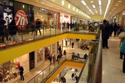 Трима души са задържани за кражбата на парфюми от мол