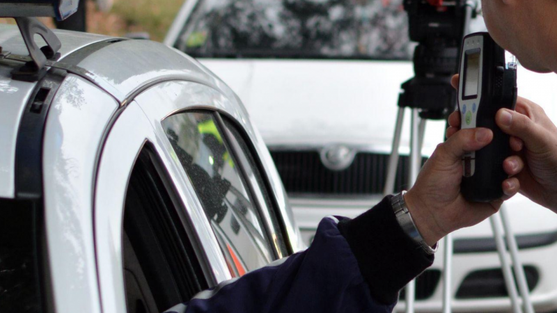 Полицаи са заловили пиян мъж зад волана във Враца съобщиха