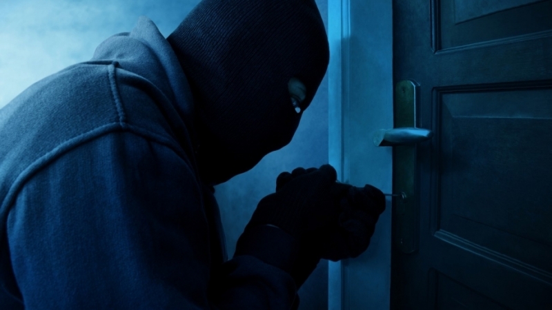 Крадец е задигнал над 1000 лв и телефон от дома