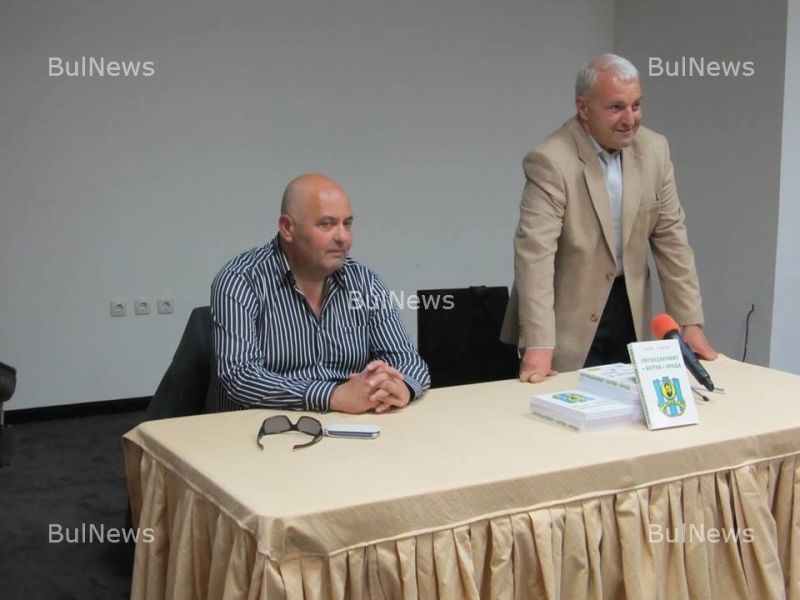 Давид Давидов представи книга "Легендарният "Ботев"-Враца"