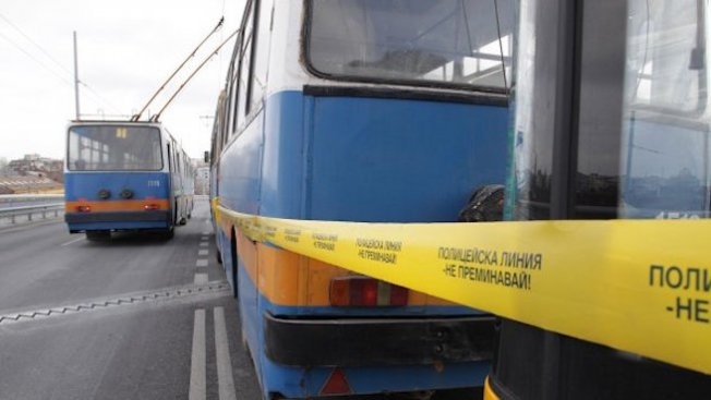 Трима души са пострадали при катастрофа между лек автомобил и