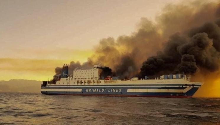 Голям пожар избухна на борда на ферибот плаващ край брега на