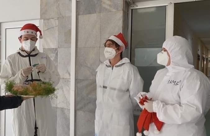 Петима студенти доброволци посрещнаха Коледа на смяна в COVID