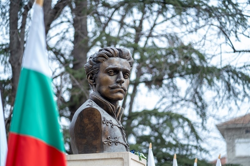 С поклонение пред бюст-паметника на Васил Левски на 19 февруари