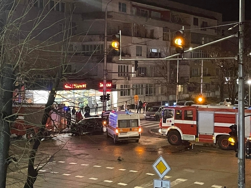 Мъж пострада тежко при катастрофа между ТИР и кола във