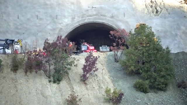 Близо 10 метра от най дългия у нас тунел Железница на