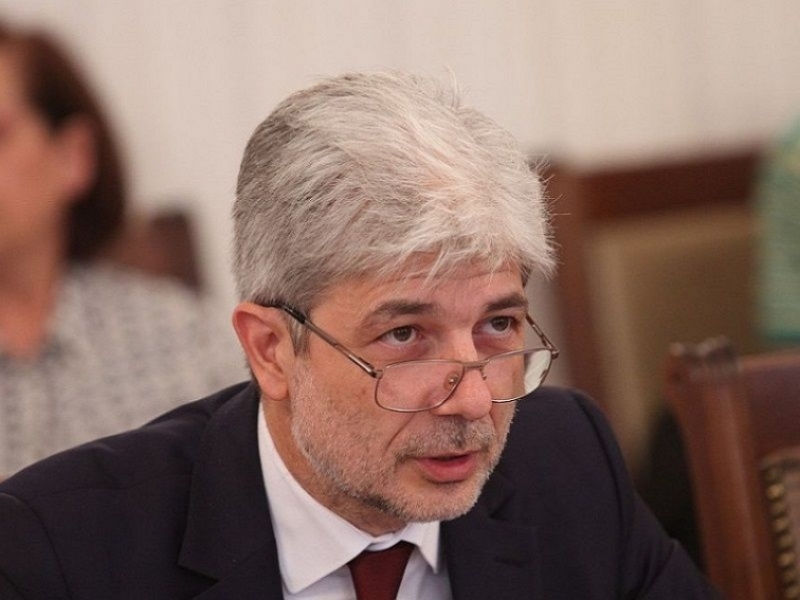 Униформени и спецпрокурори нахлуха тази сутрин в сградата на министерството