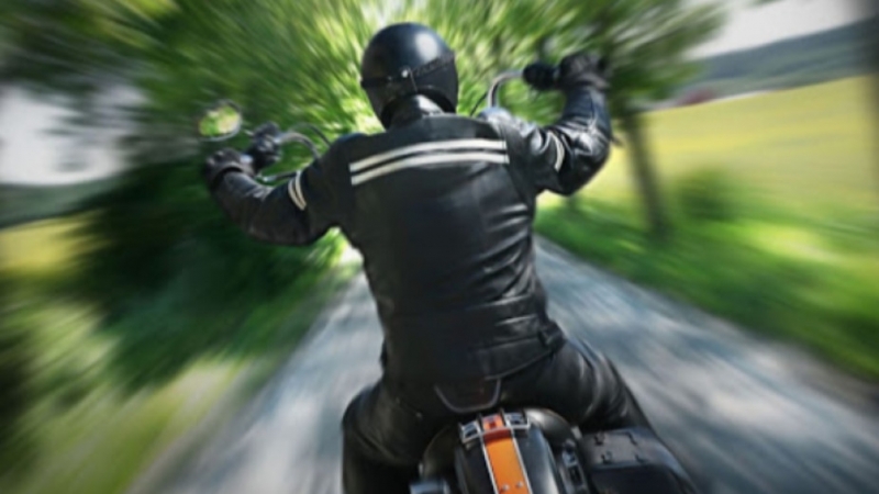 Служители на реда са хванали неправоспособен мъж да управлява мотор