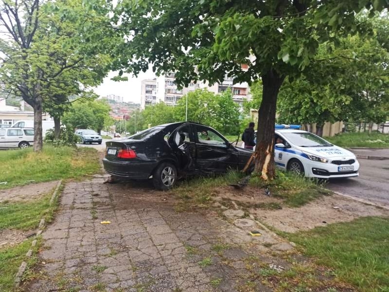 Асеновградчанин с БМВ е катастрофирал на пътя Пещера Пловдив съобщиха от