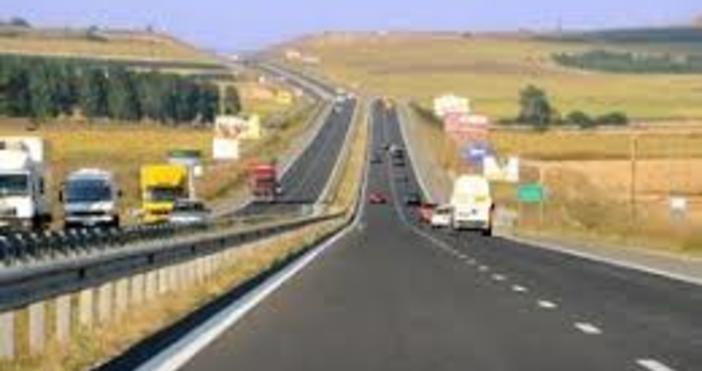 Тежкотоварен автомобил се преобърнал няма пострадали До разчистване на пътните