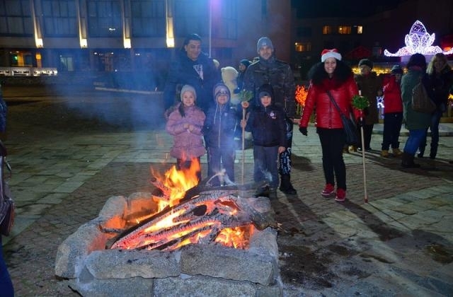 С народни хора около огъня и с концерт на победителя
