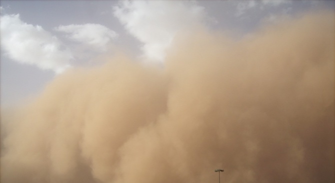 Пясъчна буря характерна за пустинните области в Африка или на