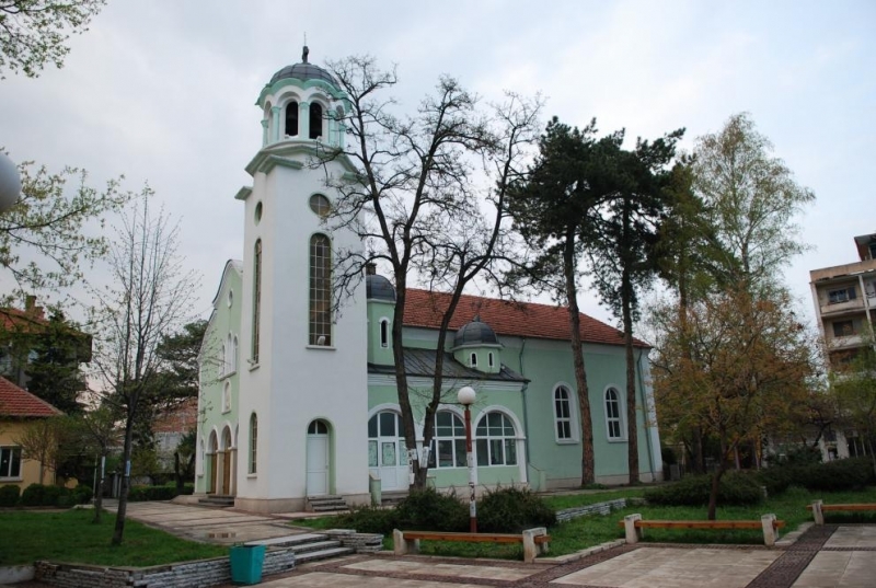 Криминално проявени са хвърлили плик с наркотици до храм в