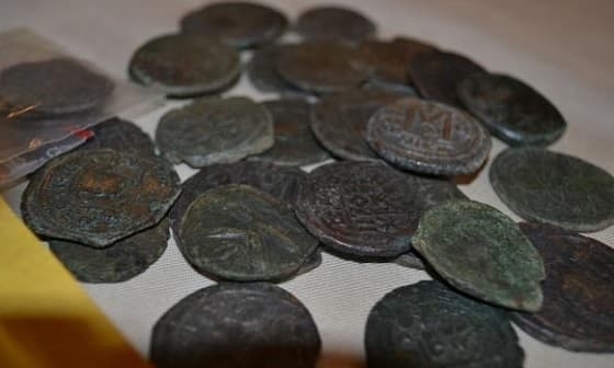Полицаи намериха антични монети с различна форма, размер и символи