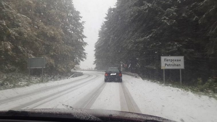 Опесъчен е пътят през прохода Петрохан съобщи дежурният служител в