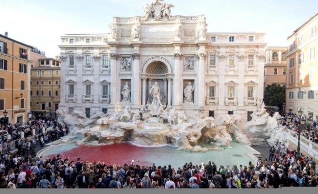 Известният фонтан Ди Треви в Рим потече в червено Това