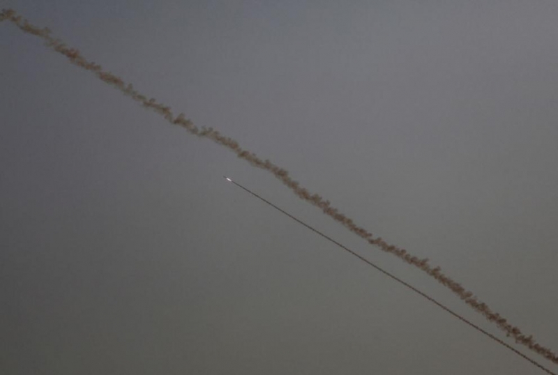 Най малко трима души бяха ранени при ракетно нападение на 26