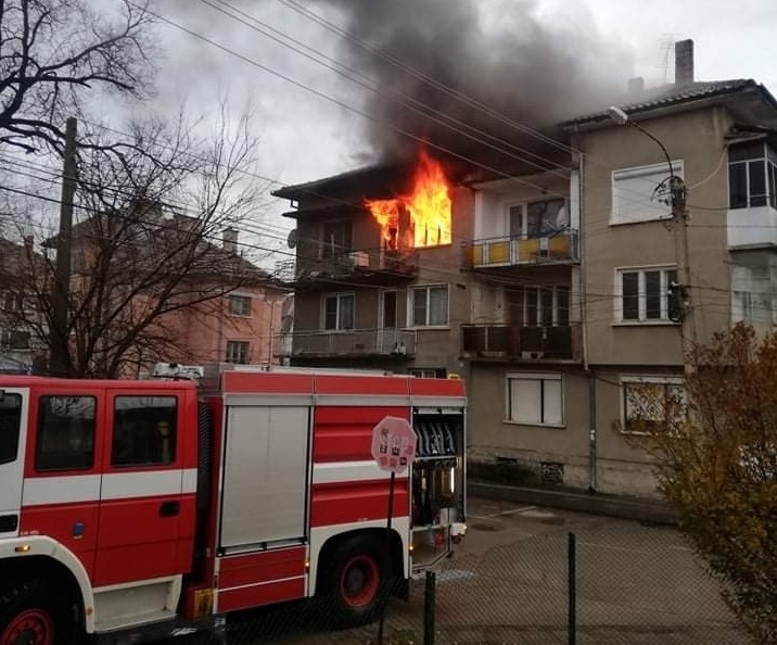 Огромна трагедия! Човек загина при голям пожар в Мездра /снимки/