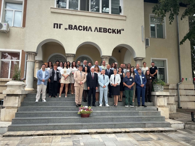 Росен Михайлов приветства министър Димитър Стоянов на първия учебен ден в иновативната ПГ „Васил Левски“ в Мездра /снимки/