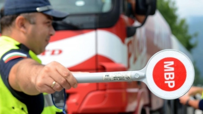 Засякоха водач да върти волана на нередовен бус в Бяла