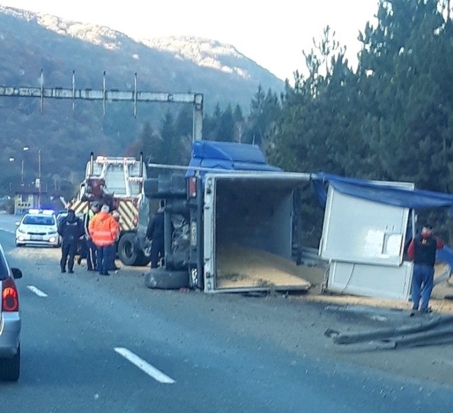 ТИР с жито се е преобърнал на магистрала Хемус малко