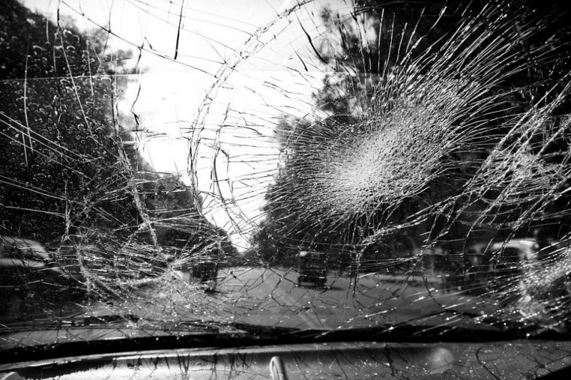 Шофьор на лек автомобил е с опасност за живота след