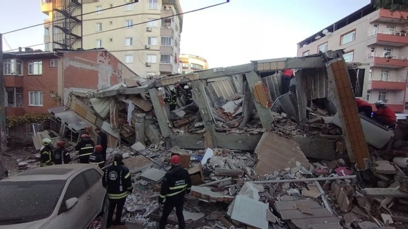 Трима души загинаха при срутването на жилищна сграда в Албщат