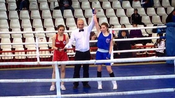 Състезателката на видинския боксов клуб Бдин Елина Георгиева безапелационно спечели