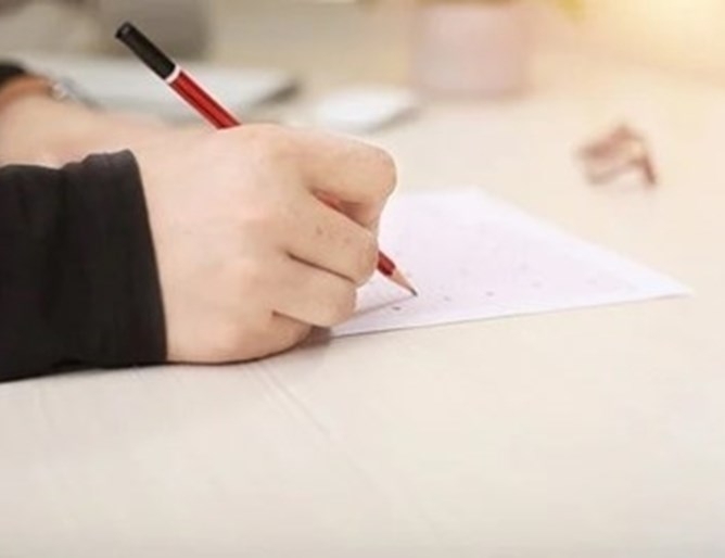 Само двама болни от COVID 19 дванадесетокласници в цялата страна няма