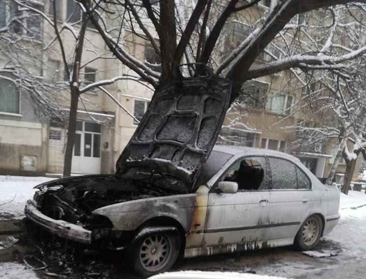Запалена кола вдигна на крак видински огнеборци