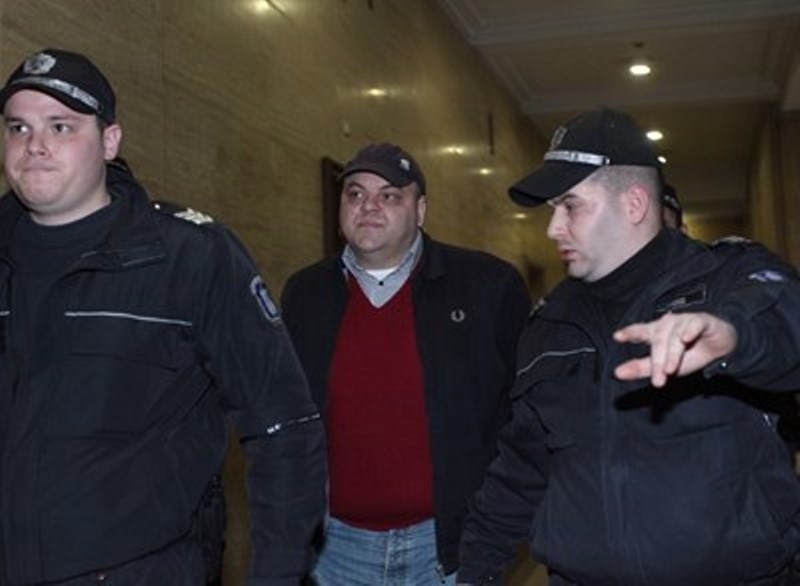 През лятото на 2011 г полуголото и окървавено тяло на