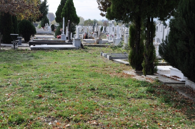 Преди една от трите най големи задушници през годината започна почистване