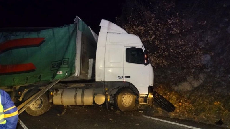 ТИР се е завъртял и се блъснал в отсрещен скат