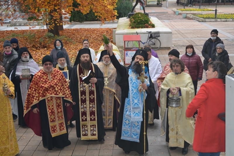 Видинският митрополит Даниил и духовници от енорията преминаха в лития