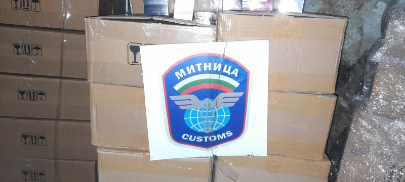 Митничари от Лом задържаха над 5 600 фалшиви парфюма на Ферибот-Оряхово