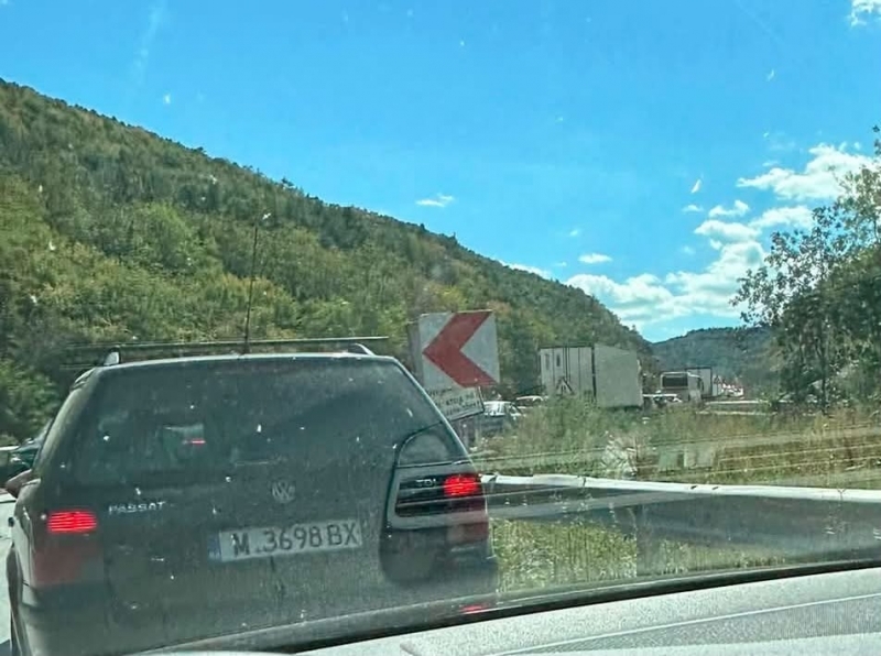 Не пак, а отново: Аварирал ТИР затрудни движението на пътя между Мездра и Ботевград /снимка/