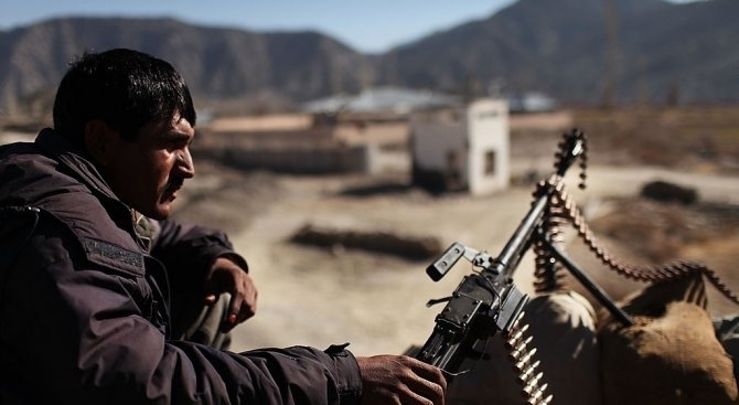 Най-малко 20 служители на афганистанските сили за сигурност, включително високопоставен