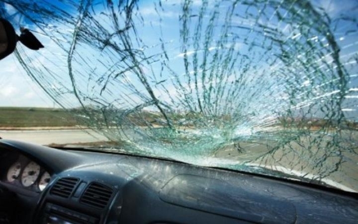 Бандит потроши предното стъкло на кола в Козлодуй съобщиха от