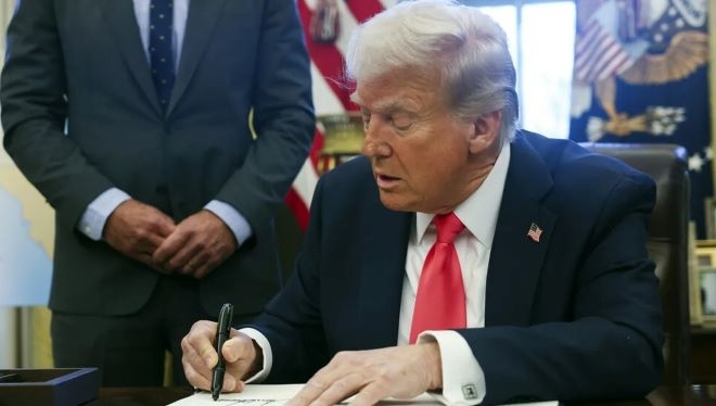 Американският президент Доналд Тръмп подписа указ с който английският става