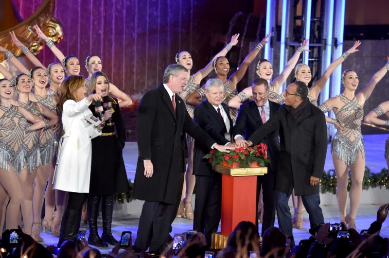 Тълпи от туристи се стекоха вчера в Манхатън при засилени