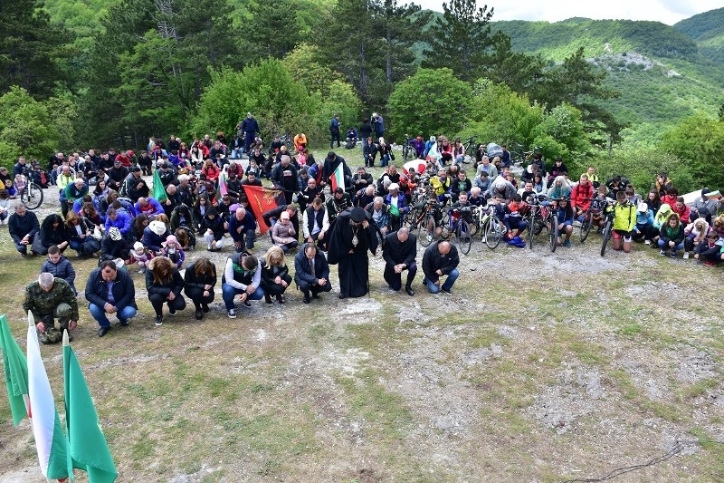 Стотици ботеви поклонници се стекоха на връх Околчица за да