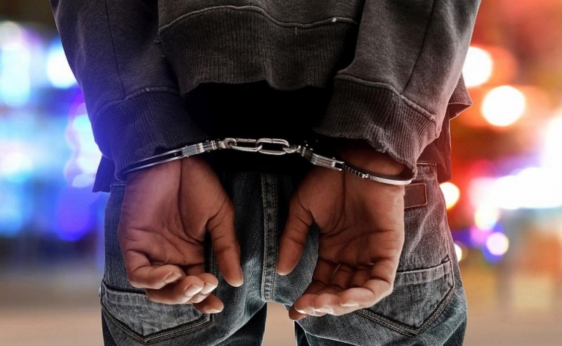 Задържаха мъж от Септември захапал ръката на полицай съобщиха полицията Около